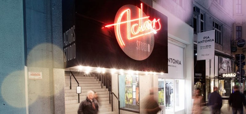 Der Eingangsbereich zum Actors Studio: ein weiße Stiege neben der Boutique "Pia Hanro" führt ins Kino