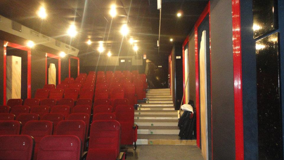 Das frisch renovierte Kino 4 mit schwarzen Wänden und roten Sesseln.