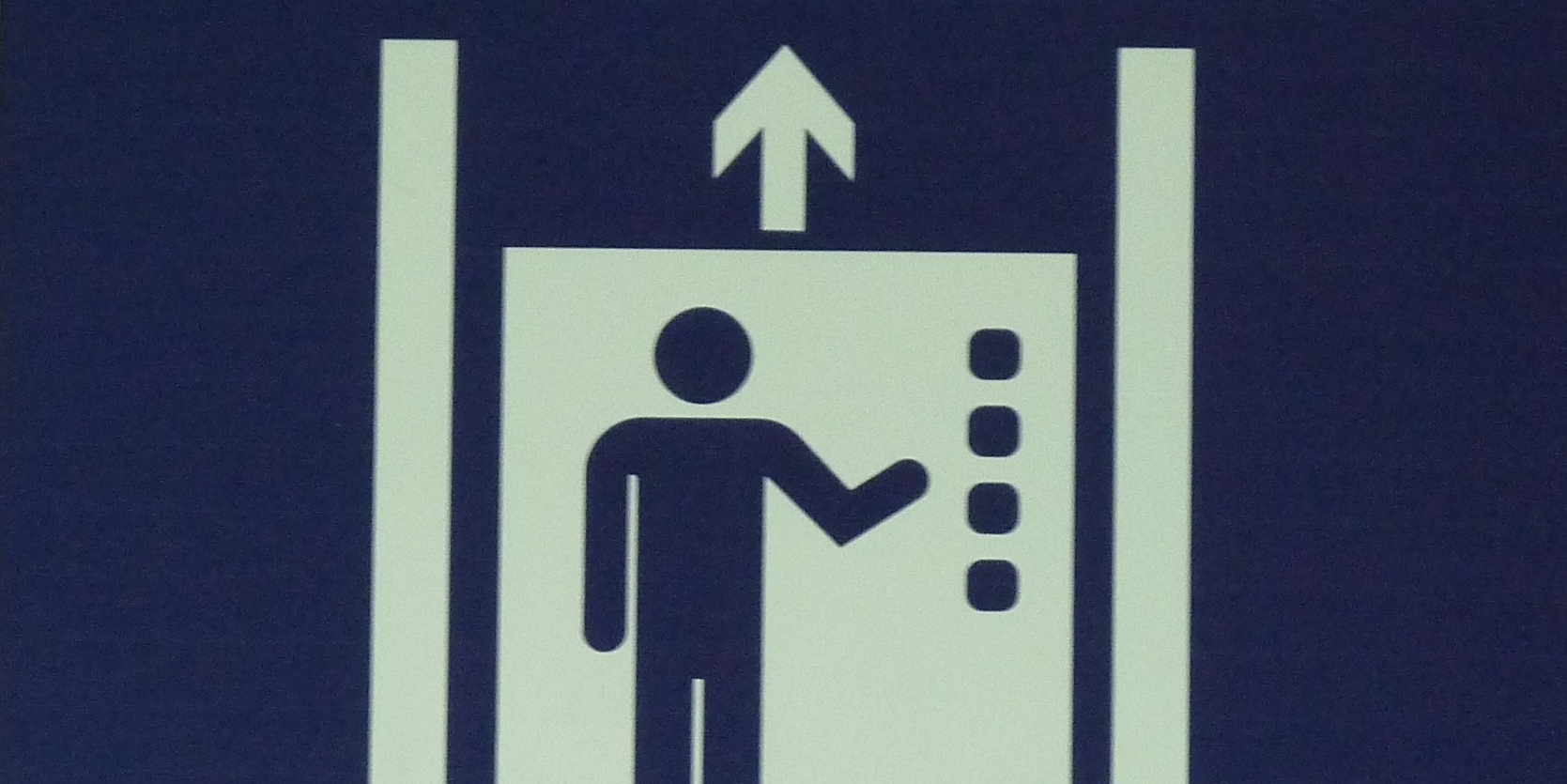 Angeschnittenes Aufzug-Piktogramm, zeigt Männchen im Auzug mit Stockwerksknöpfen, Pfeil nach oben