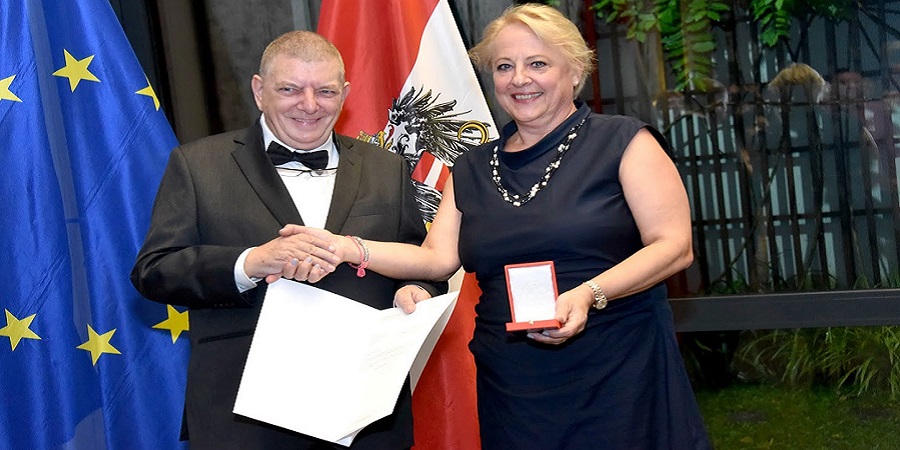 Josef Fuchs bei der Verleihung des Goldenen Verdienstordens.