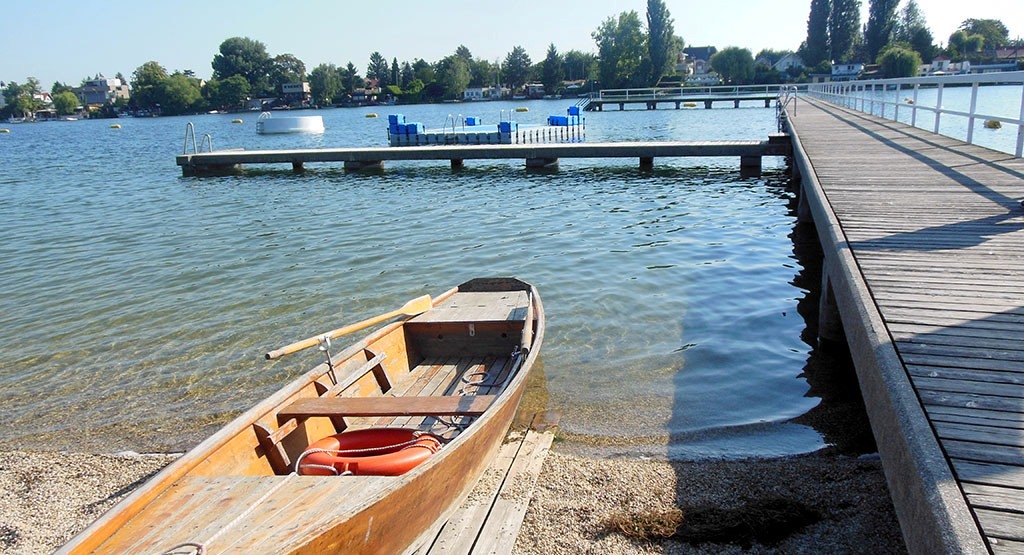 Ein Boot steht an einem Steg auf der Alten Donau