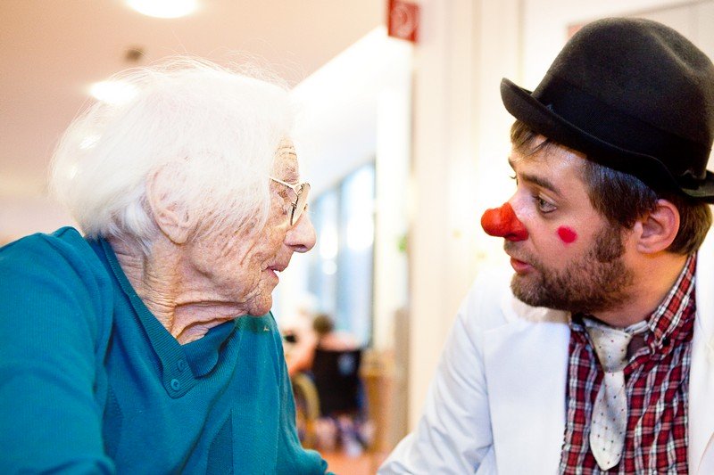 Clown und ältere Frau