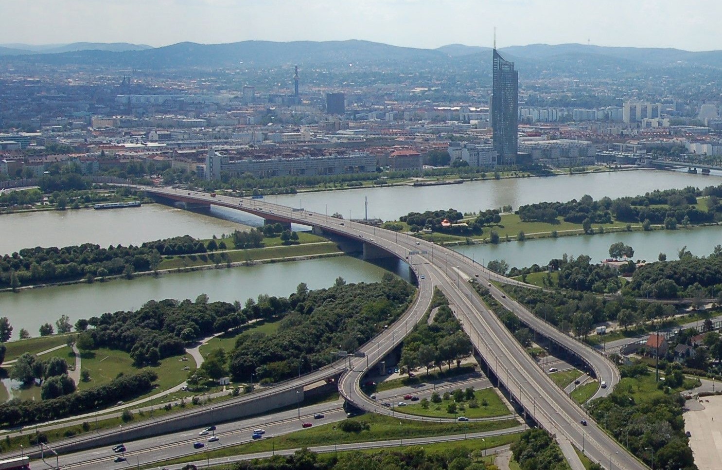 Brigittenauer Brücke vom Donauturm aus gesehen. 