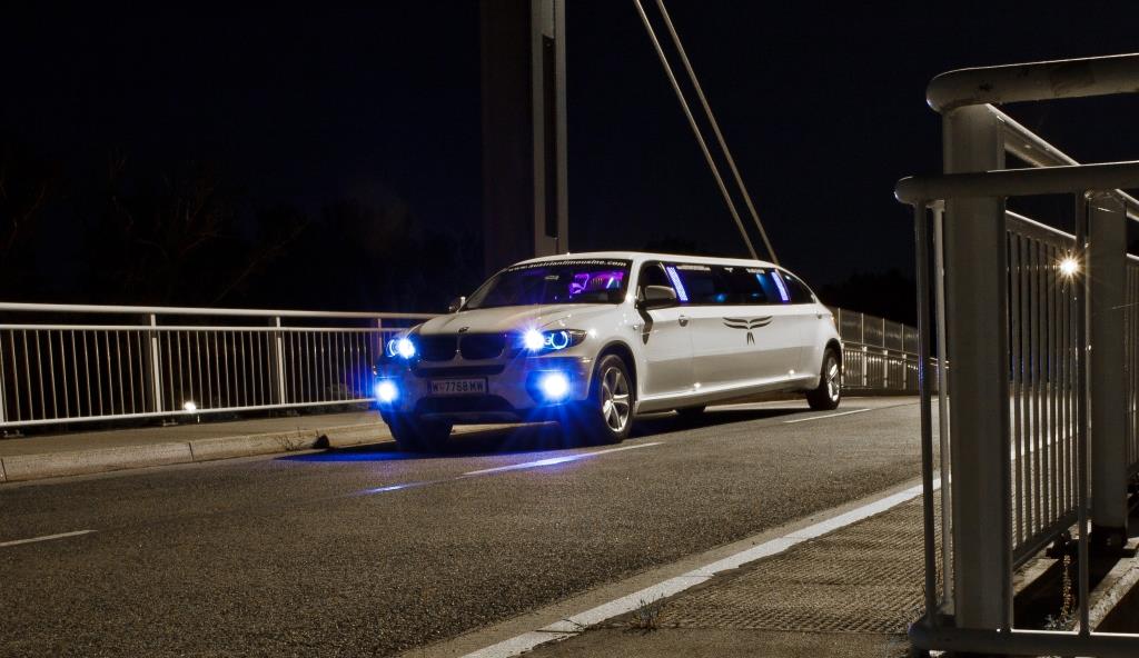 Weißer BMW X6 als Stretchlimousine