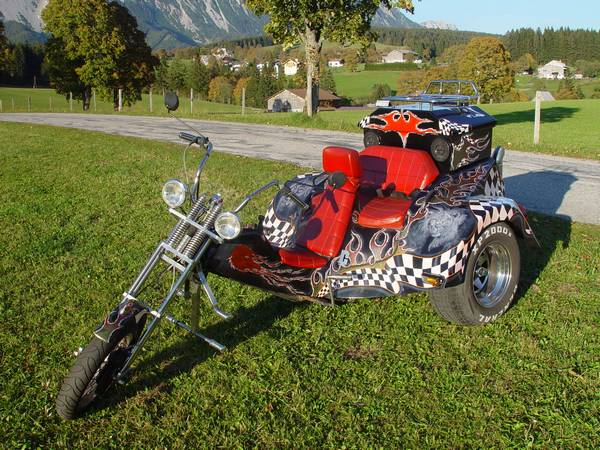 Trike Bike mit roten Sitzen und karrierter Karosserie