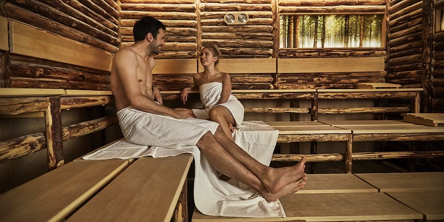 Frau und Mann in der Sauna