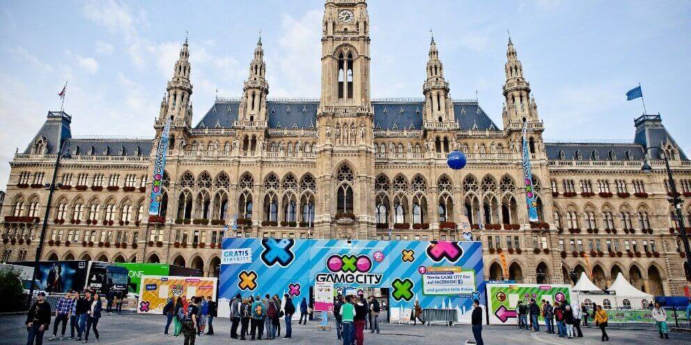 Rathaus mit Werbebanner einer Spielemesse vor dem Eingang