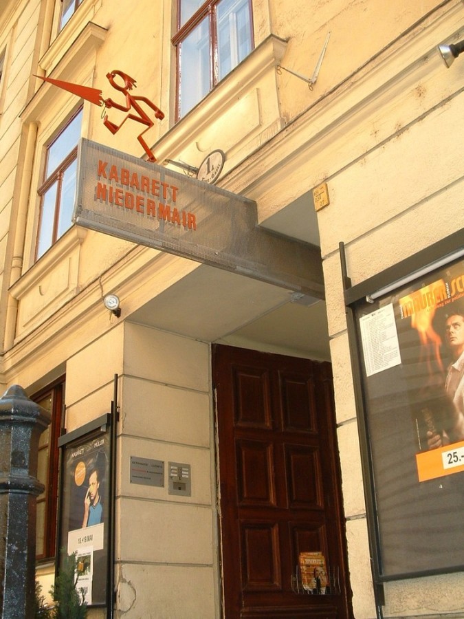 Eingang Kabarett Niedermair