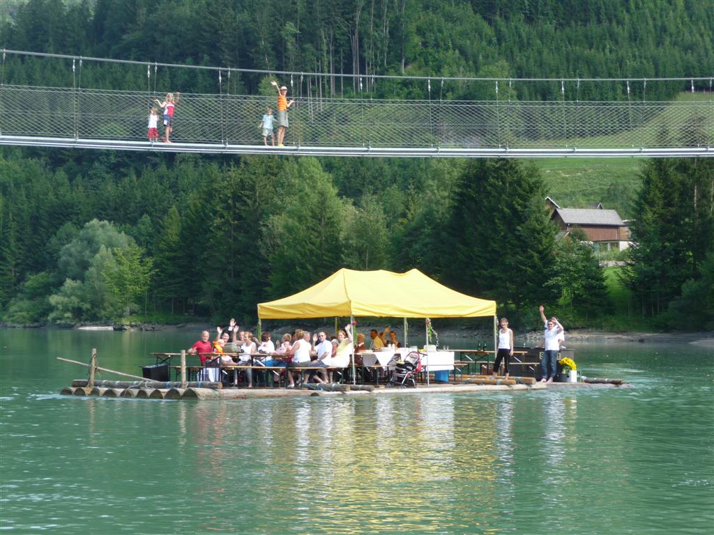 Eine Brücke des Klettergarten über einem Floß