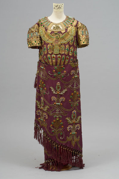 Ein aufwendig gestaltetes Kostüm zum Stück Aida. Ein Bordauxfarbener Stoff bestickt mit goldenen Elementen,Hals und Brustschmuck.
