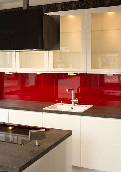 Küche mit roter Acryl-Rückwand