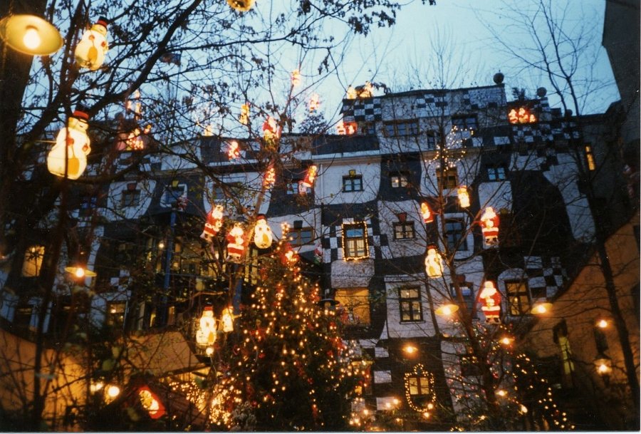 Das Kunst Haus Wien zu Weihnachten. In den Bäumen davor hängen Lampen.