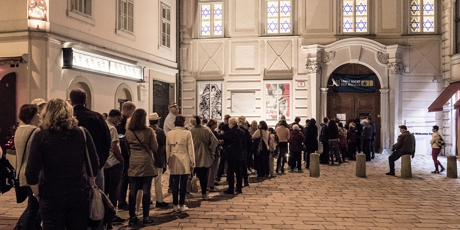 Eine lange Menschenschlange vor dem Jüdischen Museum Wien