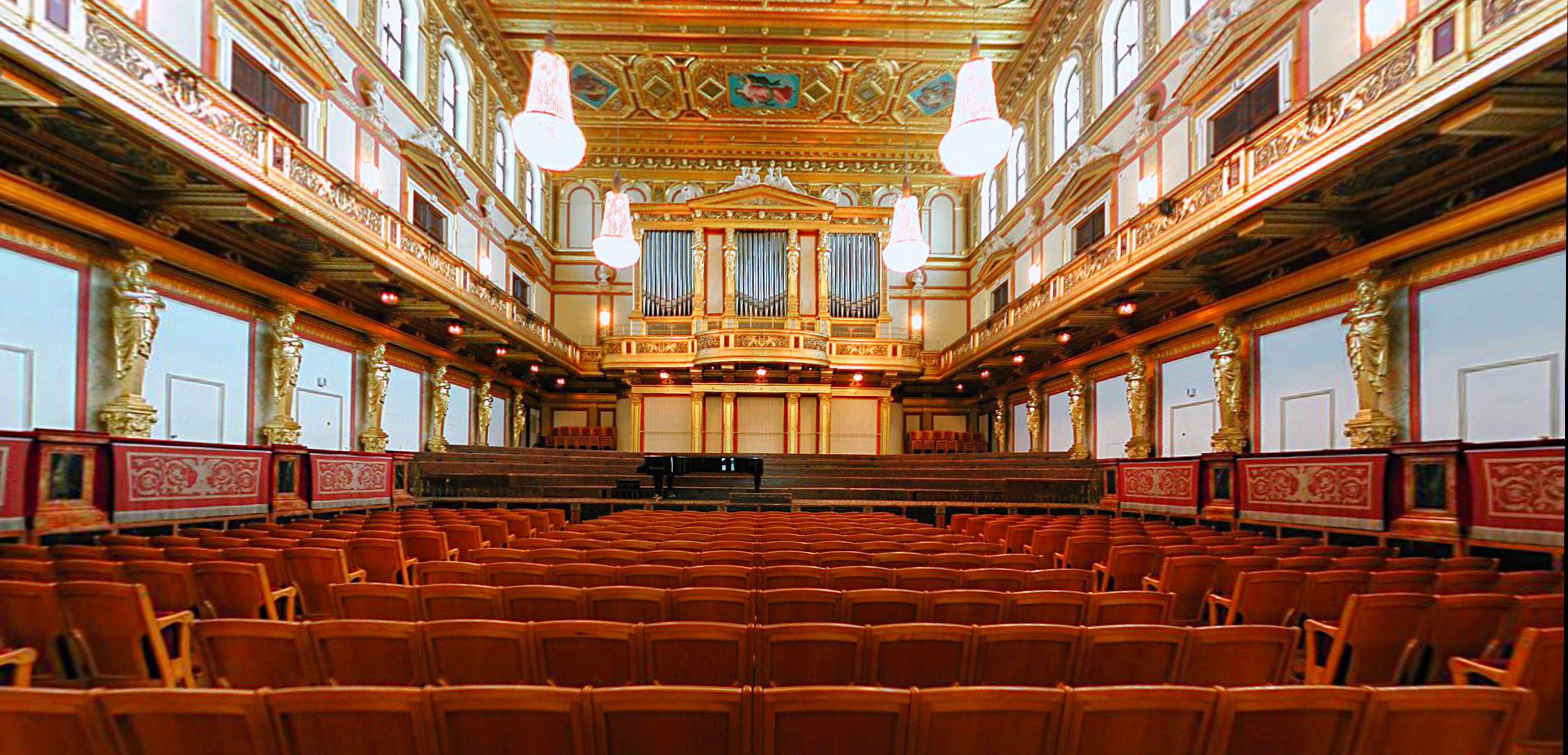 Der Große Musikvereinssaal des Wiener Musikvereins auch Goldener Saal genannt mit Blick Richtung Orchestergraben. Im Vordergrund die rote Samtbestuhlung, Bild mittig die goldene Orgel