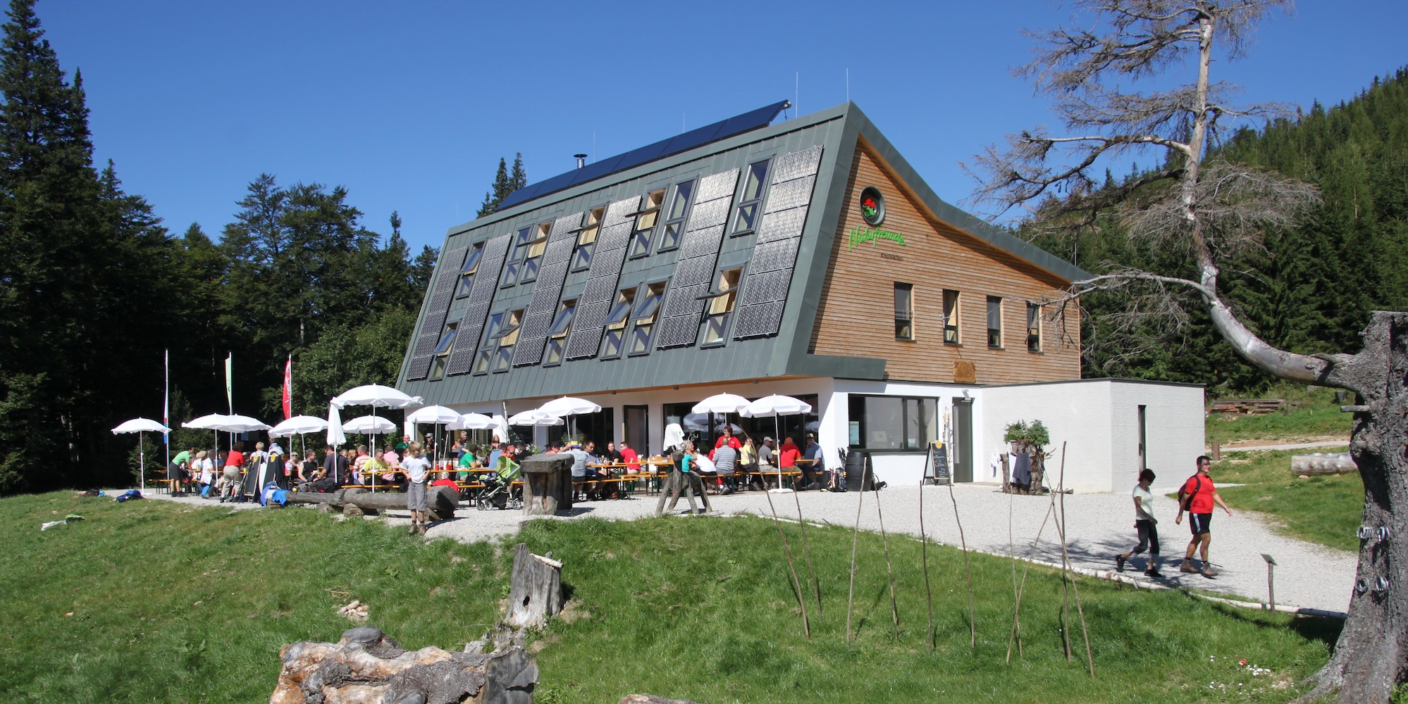 Naturfreundehaus Knofeleben im Sommer mit Gästen
