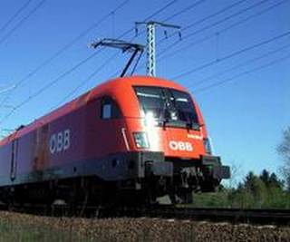 Railjet in rot von der ÖBB steht in Bahnhof