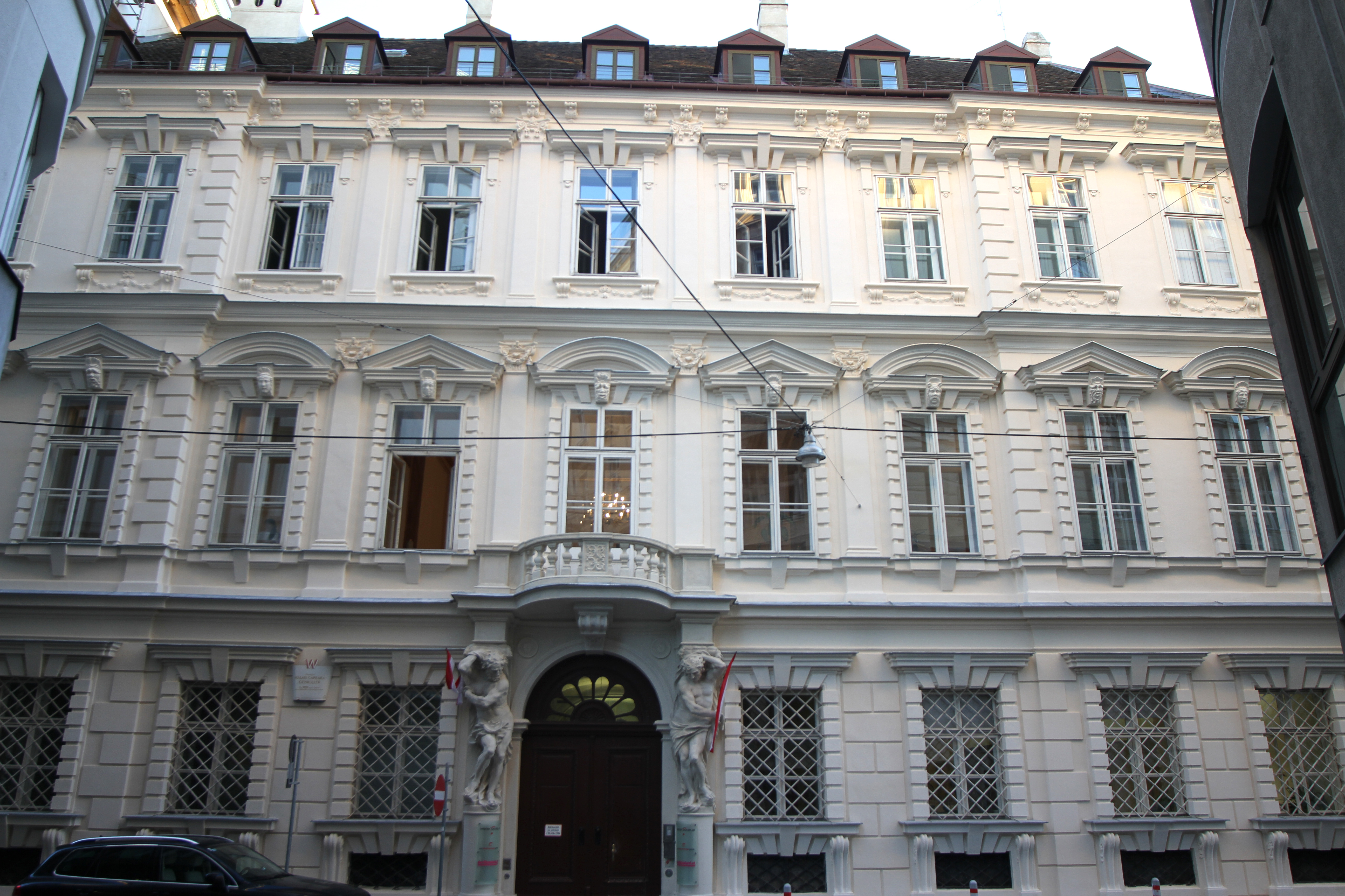 Fassade des Palais Caprara-Geymüller.