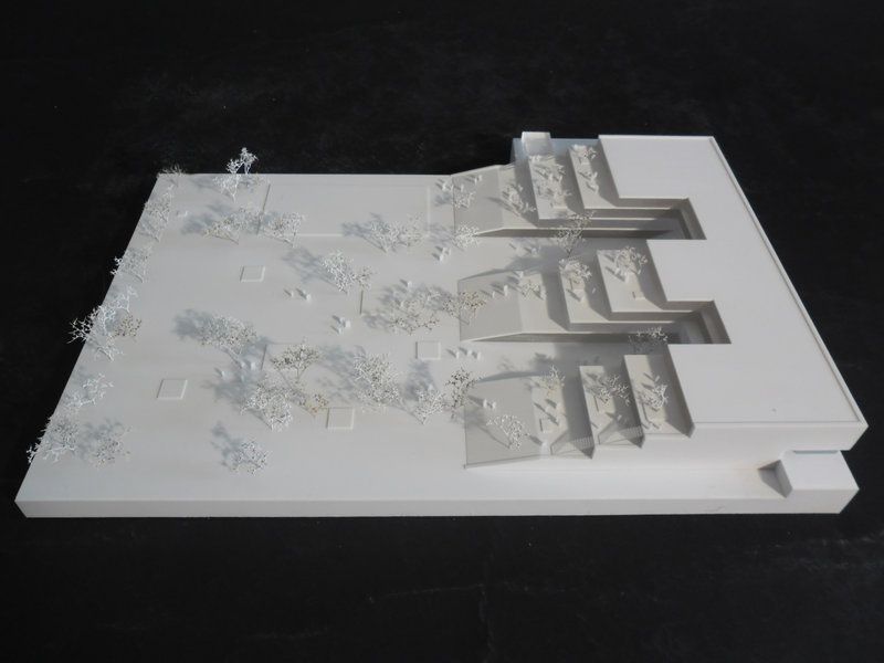 Abstraktes quadtratischen Architektenmodell vom Bildungscampus Aspern auf schwarzen Untergrund