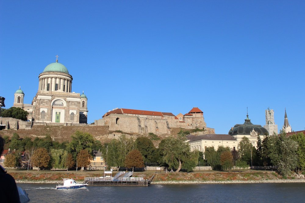 Der Dom von Esztergom trohnt mayestätisch am Ufer der Donau mit einer Kuppelhöhe von 72 m.