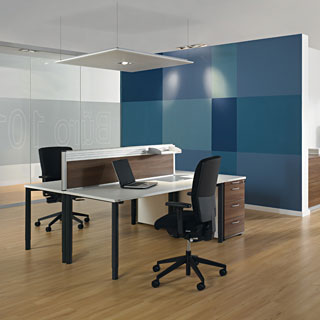2 Büroarbeitsplätze mit blauer Wand im Hintergrund