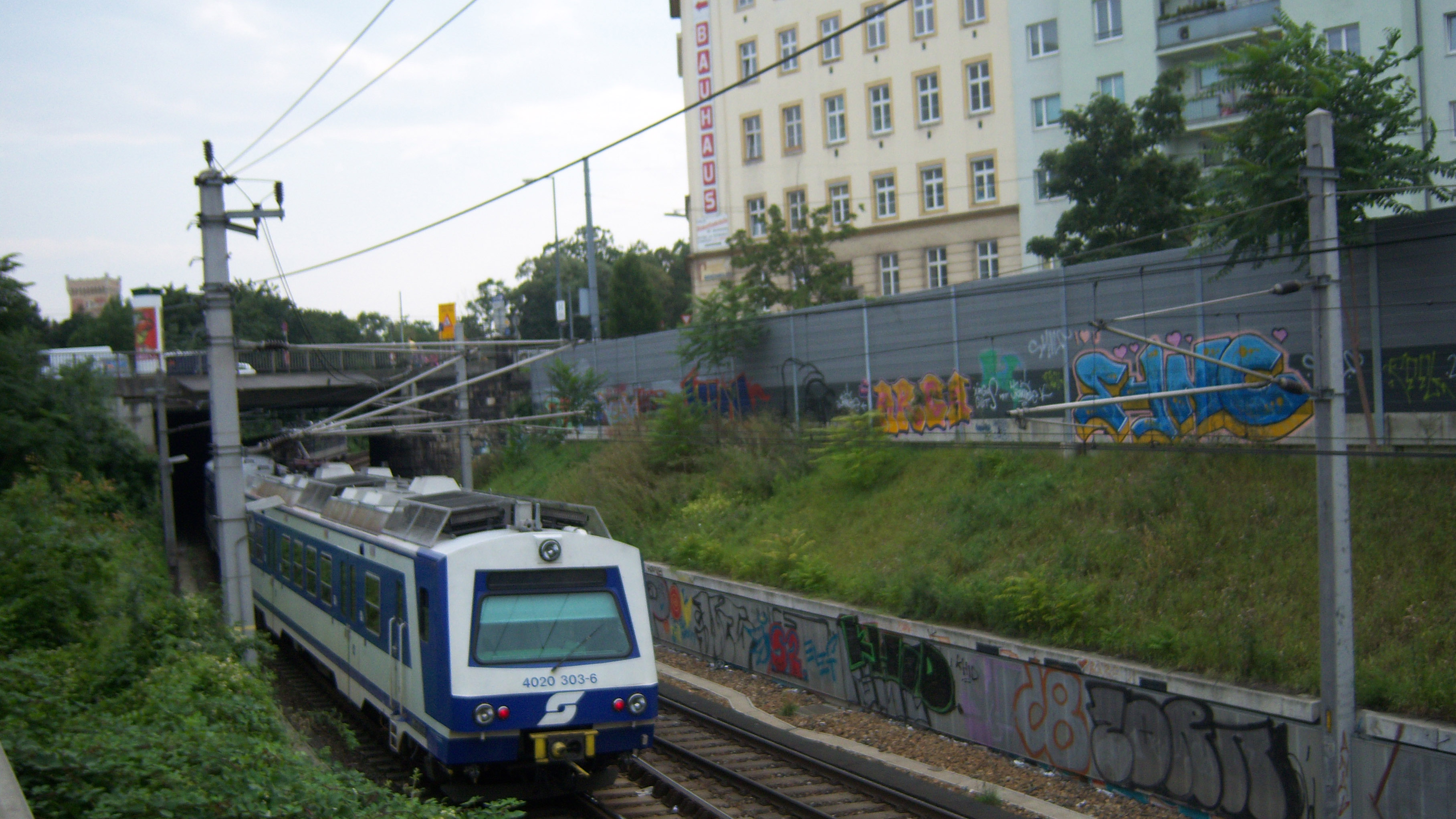Schnellbahn unterwegs durch Wien