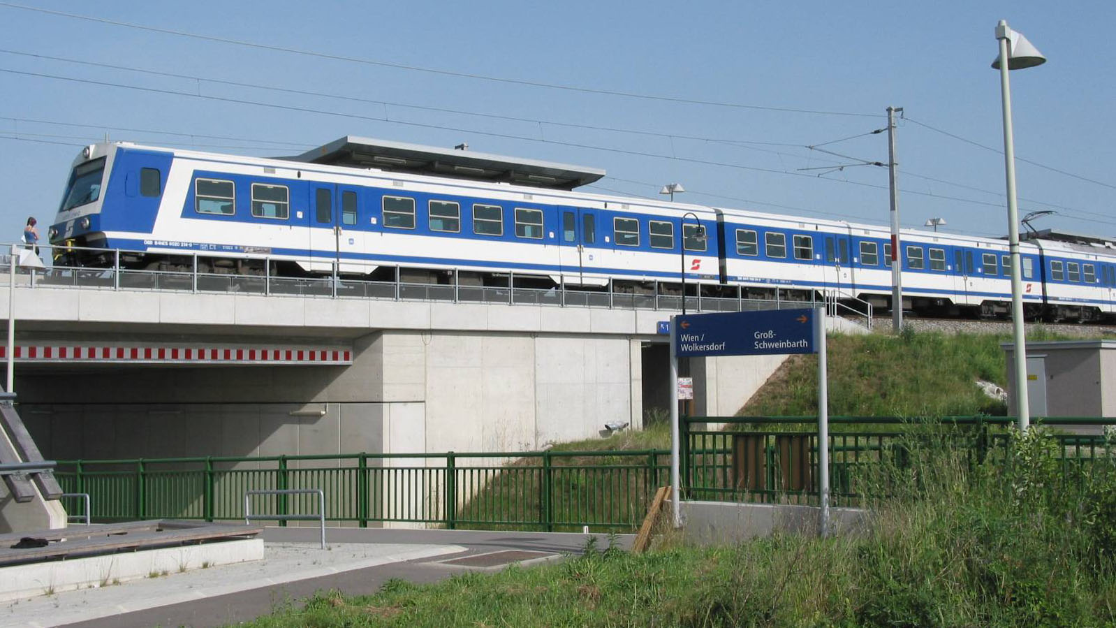 Bild von S-Bahn-Linie 2, über eine Brücke fährt. Der Zug befindet sich in Obersdorf und geht in Richtung Wolkersdorf.