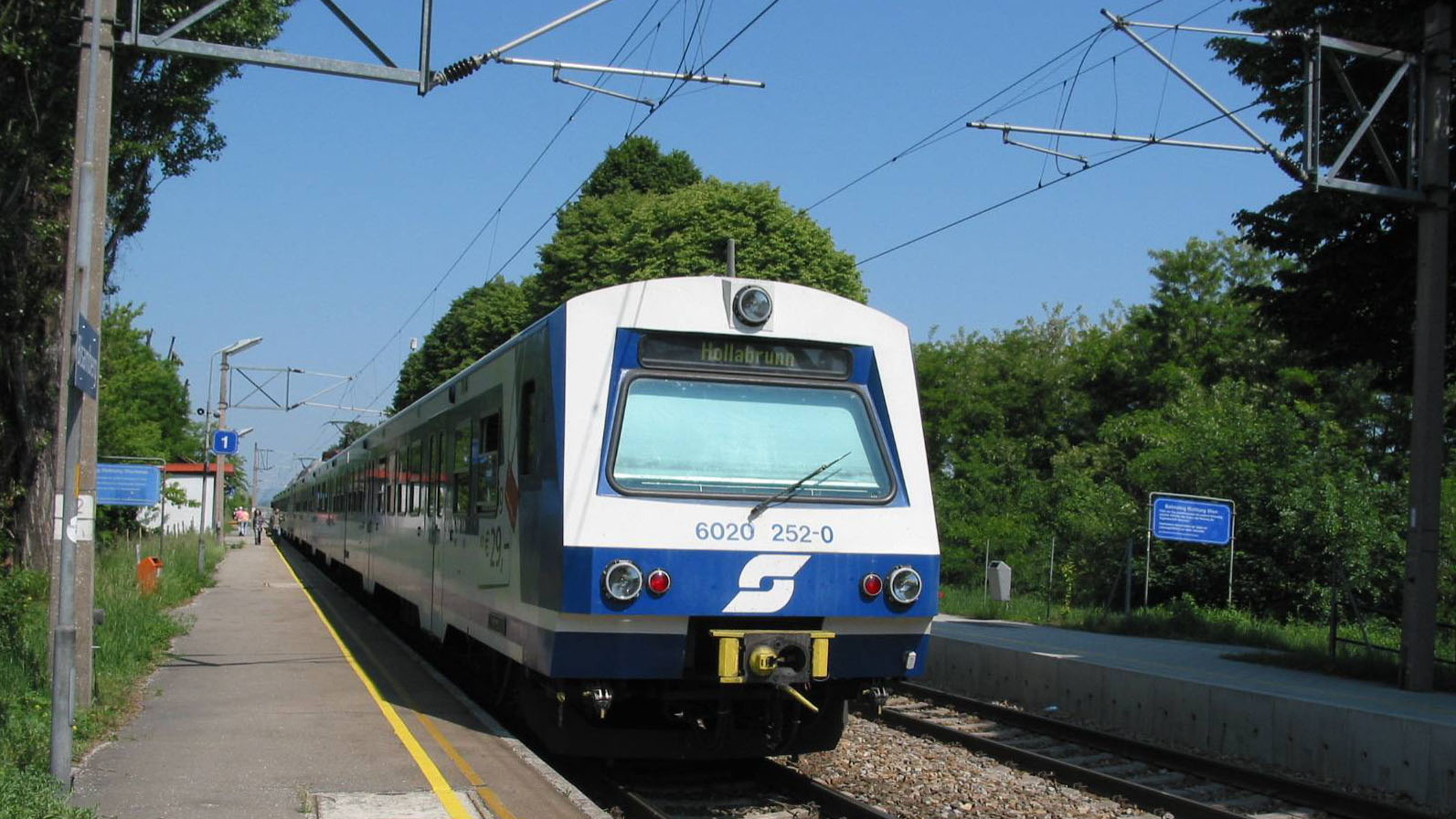 Zug der S-Bahn-Linie 3 fährt am Bahnsteig 1 nach Hollabrunn ab.