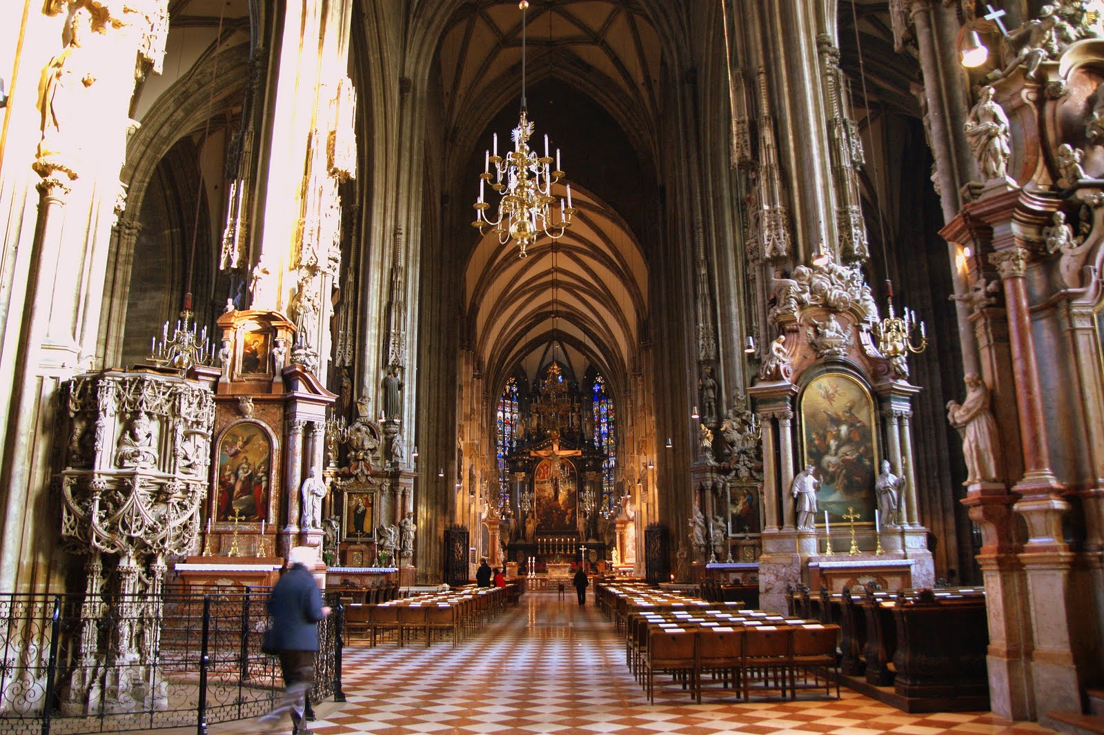 Eine majestetischer, hoher, gothischer Gang führt zum Altar im Stephansdom.