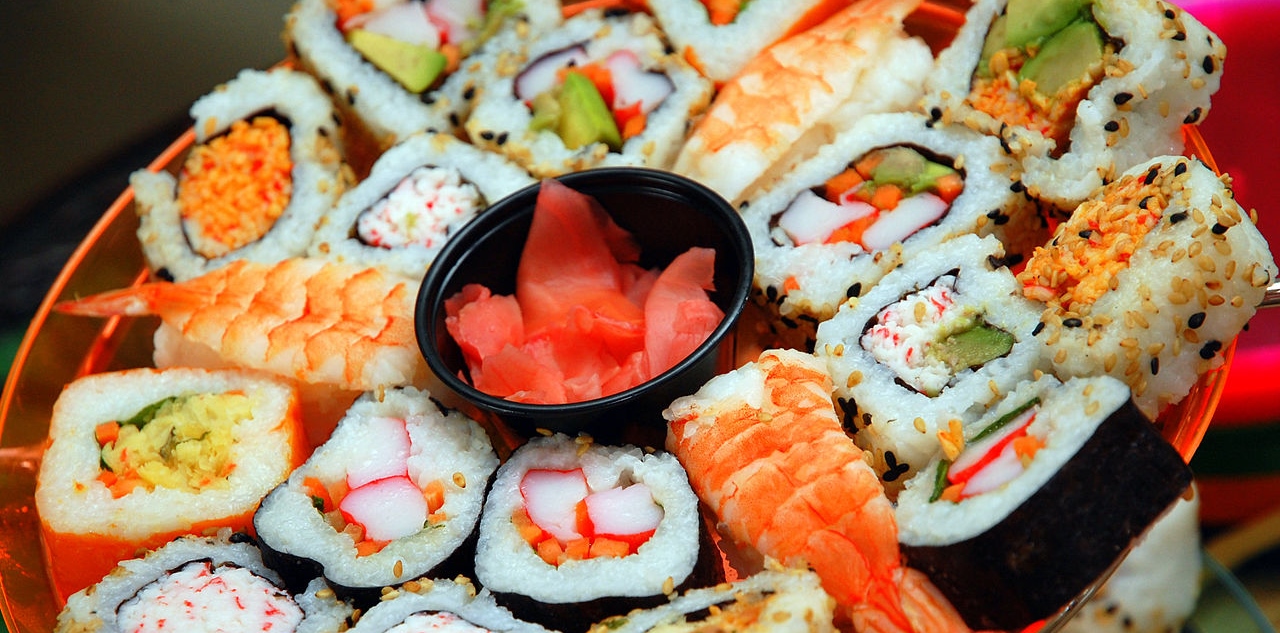 Teller mit Sushi, Maki und Ingwer in der Mitte