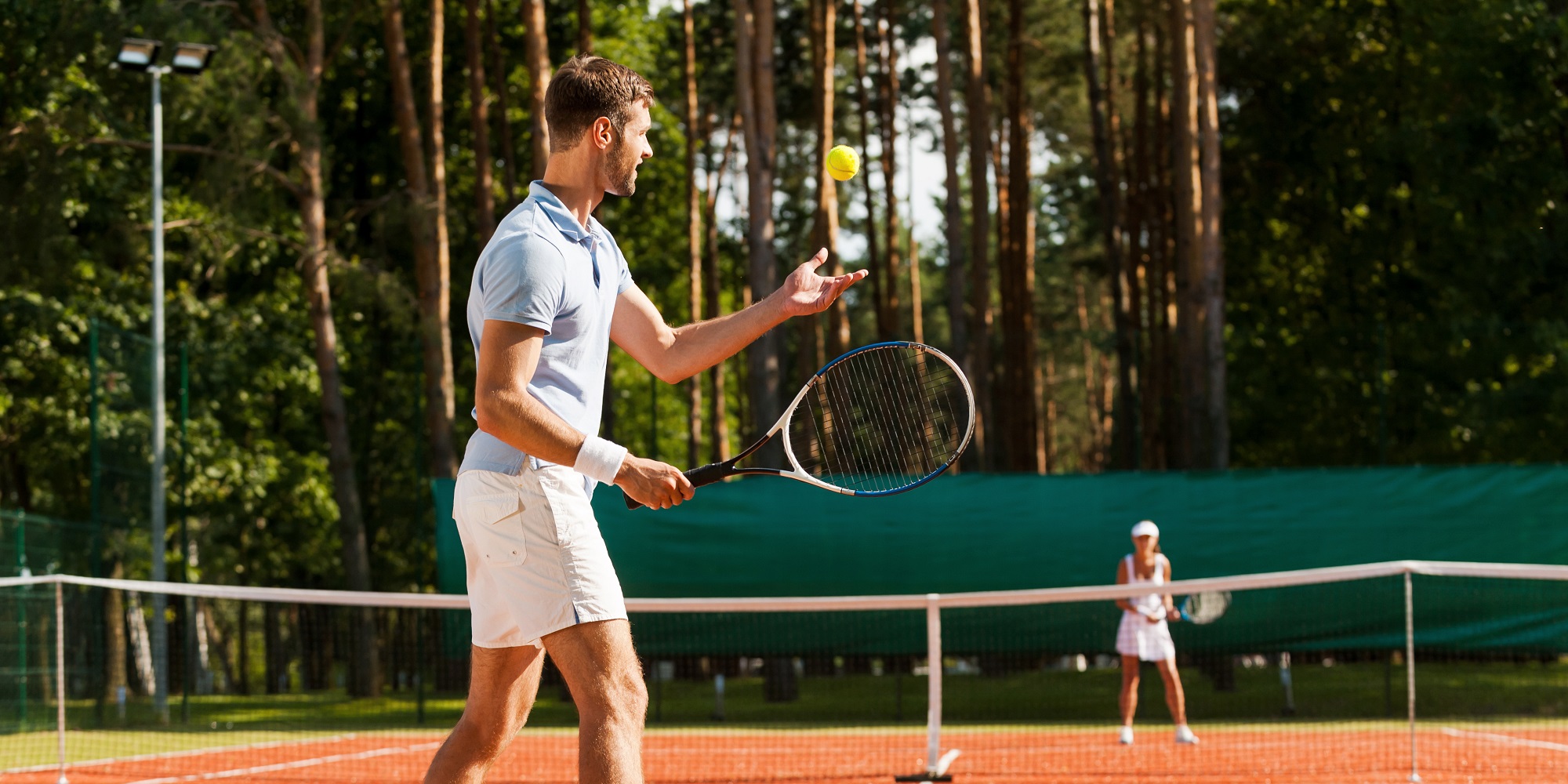 Tennisplatz, Hintergrund mit Wald, Zwei Tennisspieler