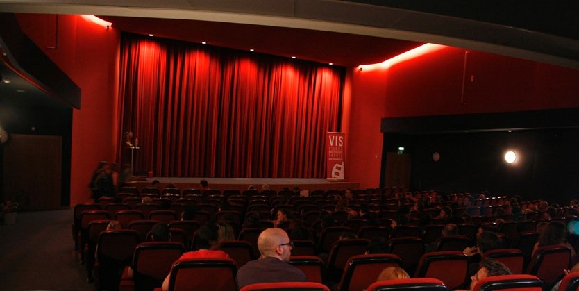 Der rot eingerichtete Kinosaal der Urania bei dem Filmfestival "Vienna Independent Shorts"