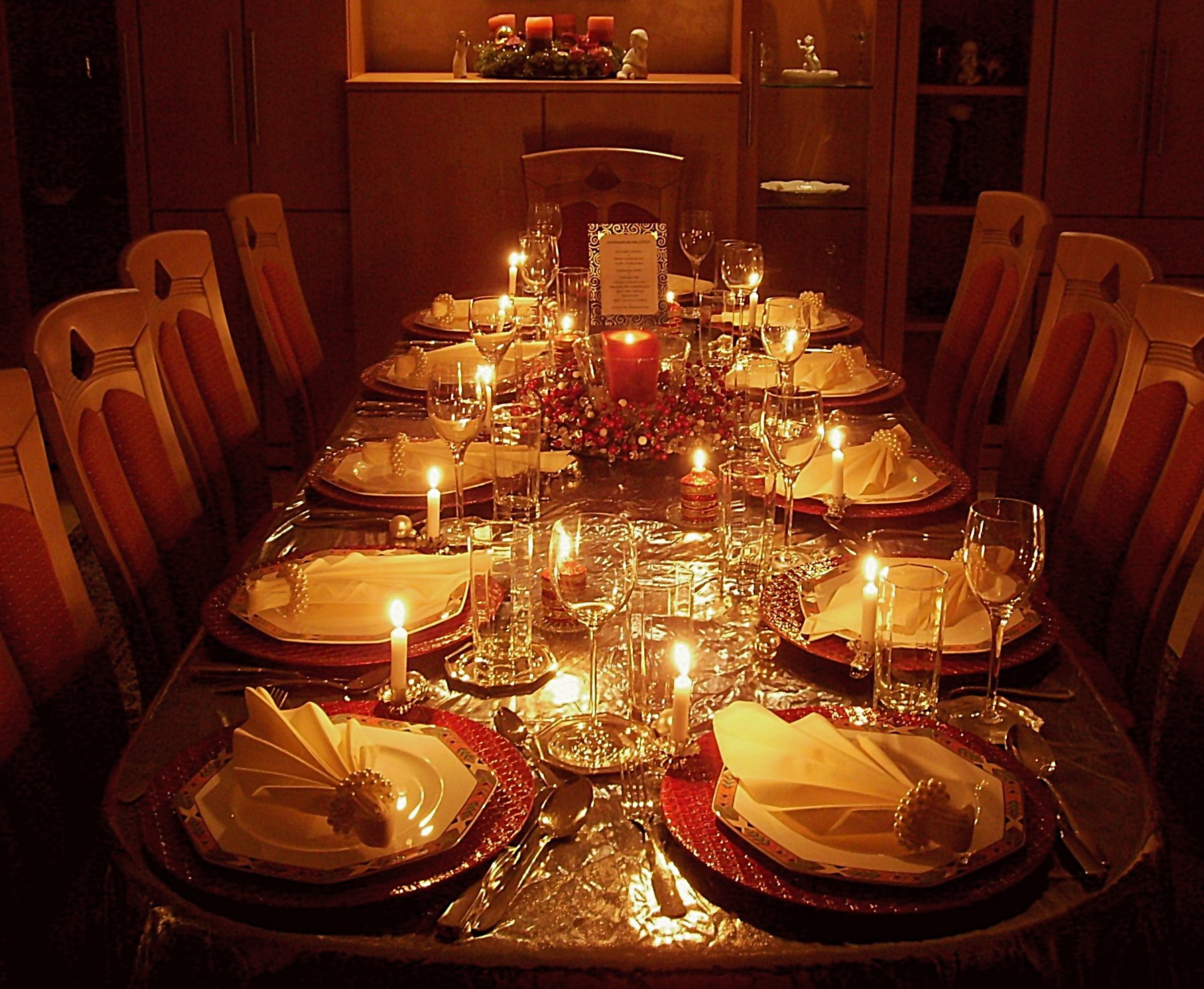 Weihnachtlich gedeckter Tisch bei Kerzenschein