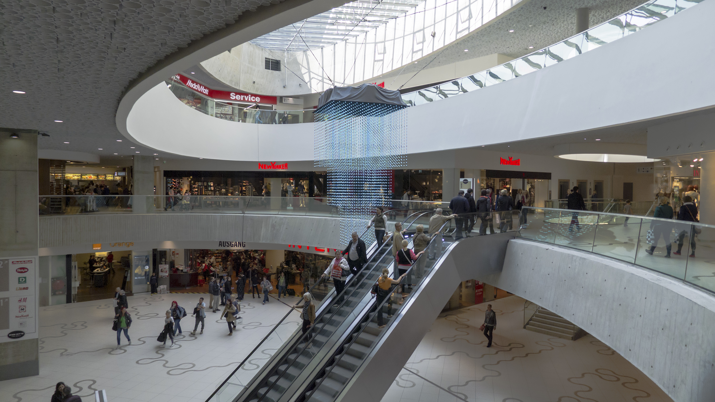 Innenansicht von Ebene 2 des Einkaufszentrums Wien Mitte The Mall