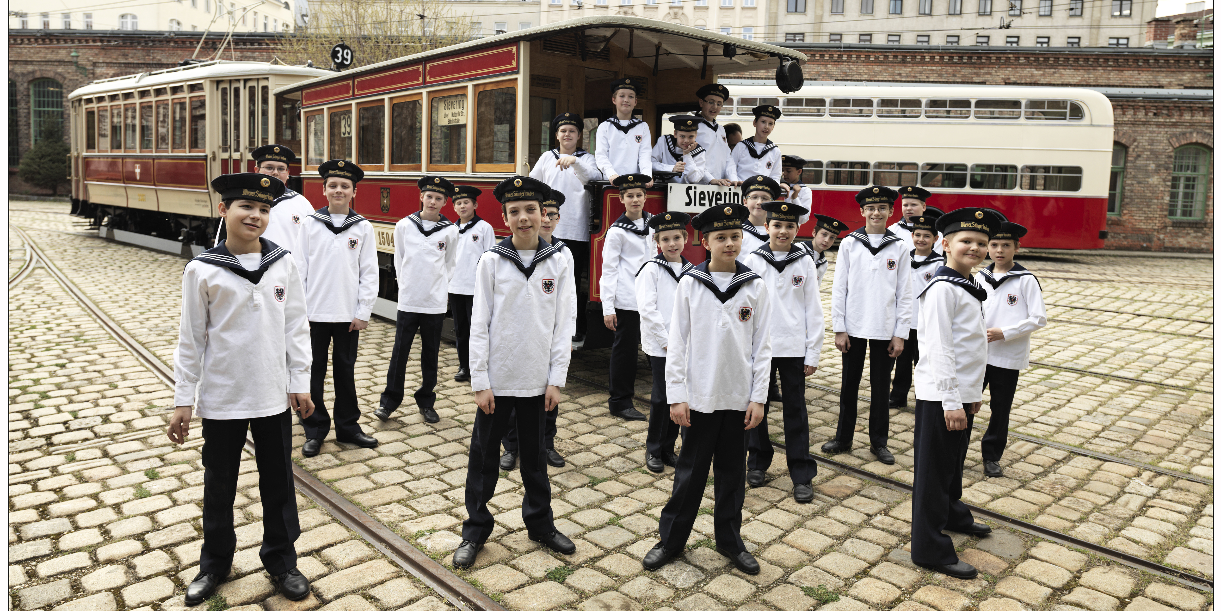 Chor der Wiener Sängerknaben im Matrosenkostüm mit Hüten und weißen Hemden