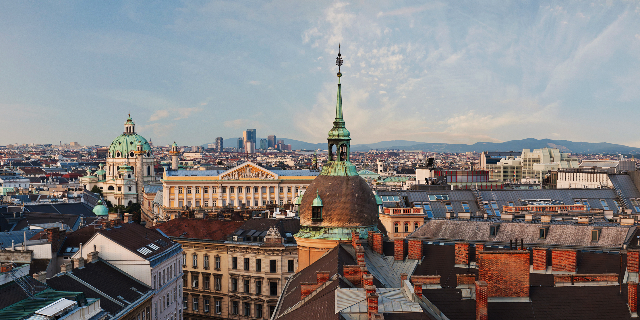Blick über Wien auf Häuserdächer und viele historische Gbeäude
