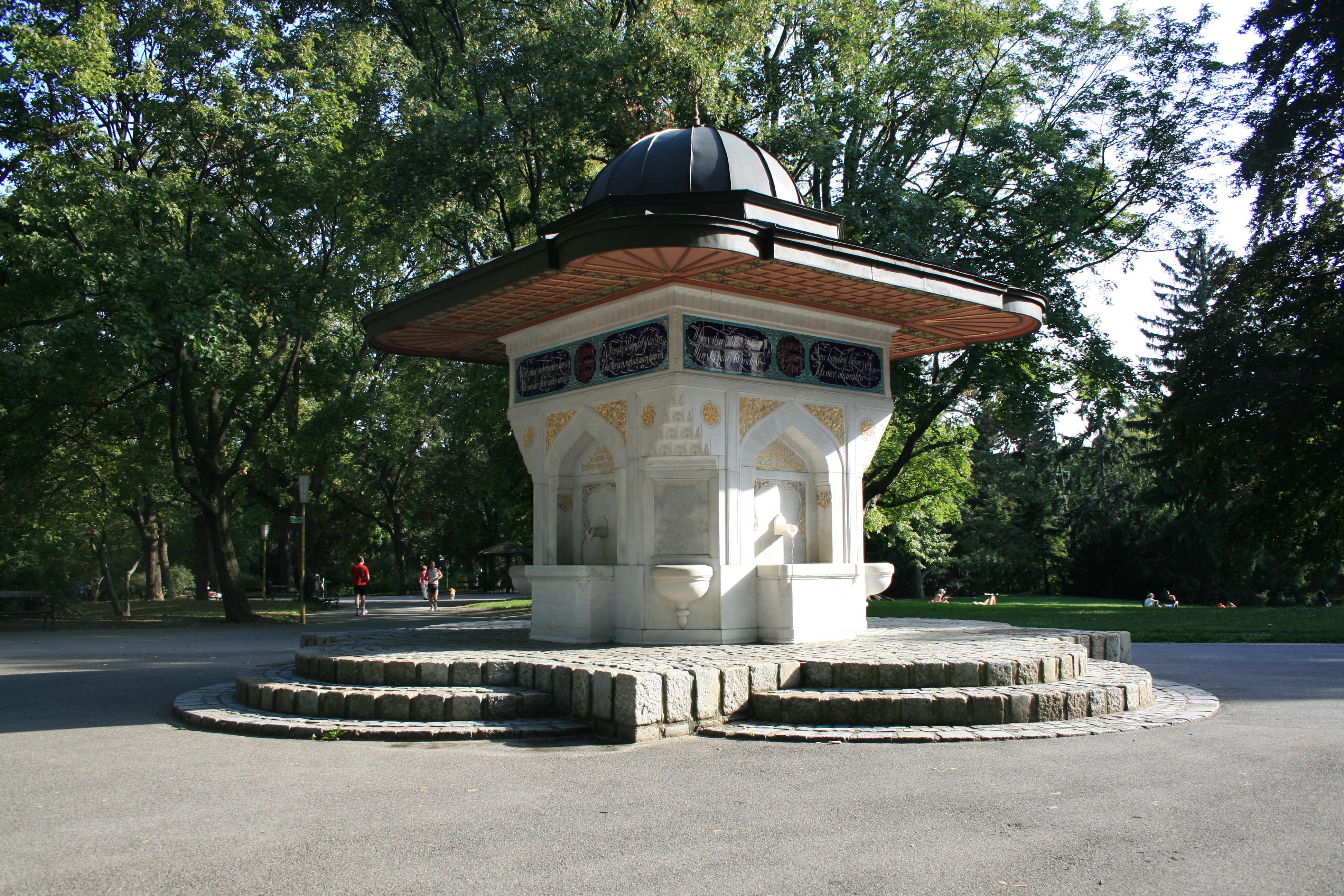 Ein alter Brunnen in einem Park