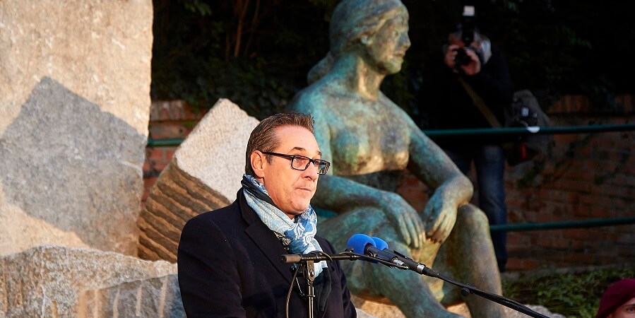 Heinz-Christian Strache vor einem Denkmal