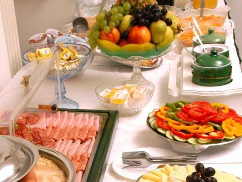 Das Bild zeigt das Frühstücksbüffet, das im Hotel Adlon in Wien serviert wird. 