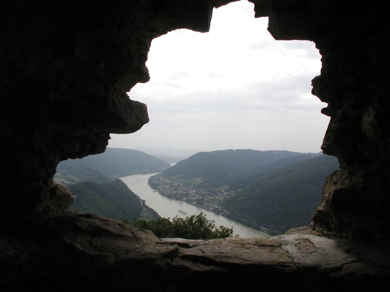 Blick durch ein Loch in der Ruine aufs Tal hinunter