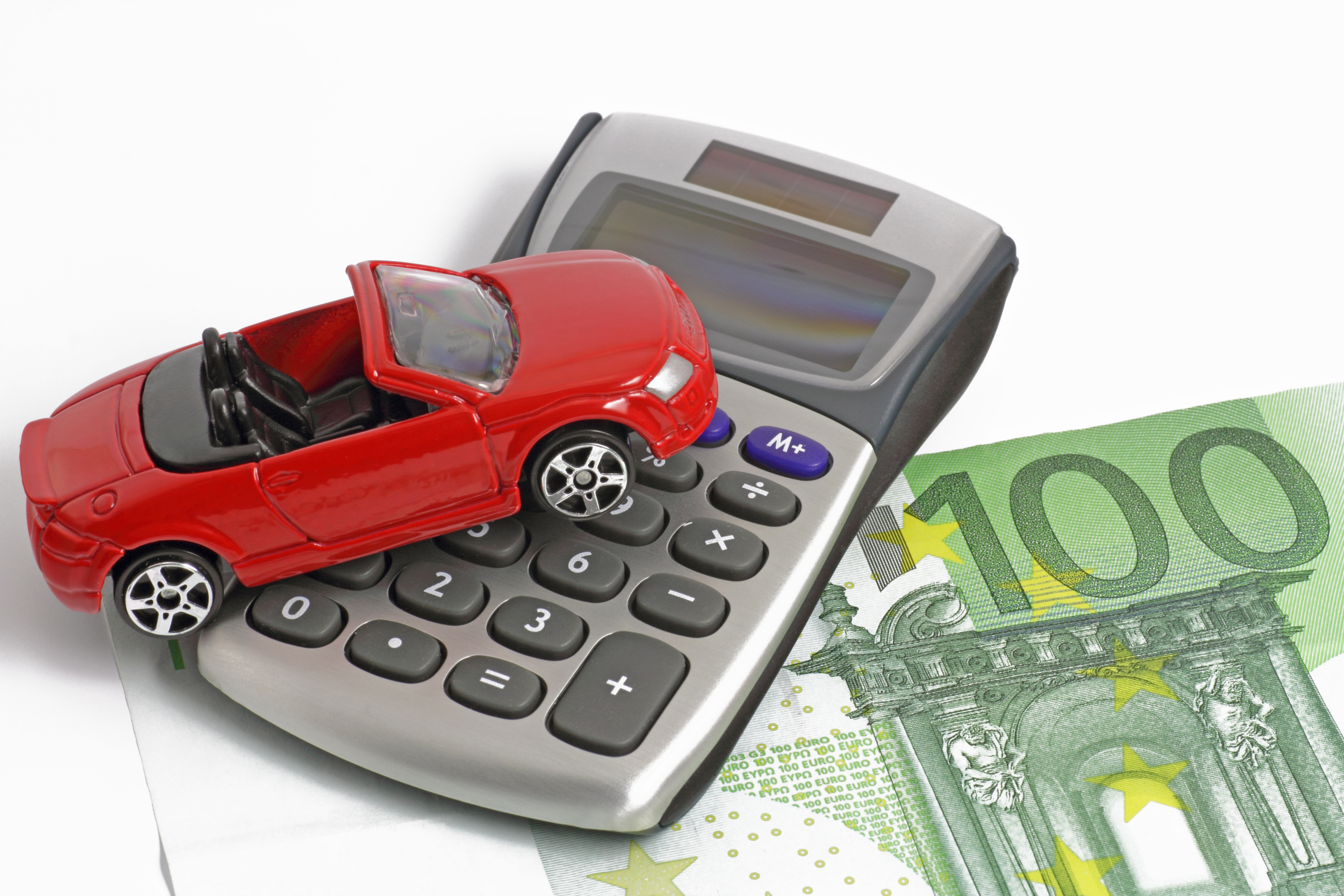 Auto auf Taschenrechner und 100 Euro Schein