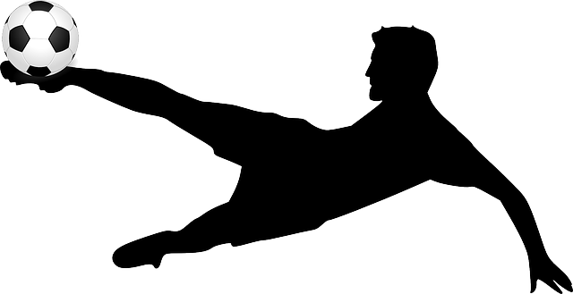 Bild in schwarz-weiß, Fußballer schießt Ball mit rechtem Fuß aus liegender Position