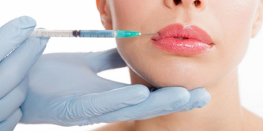 Frau bekommt Botox Spritze in Lippen