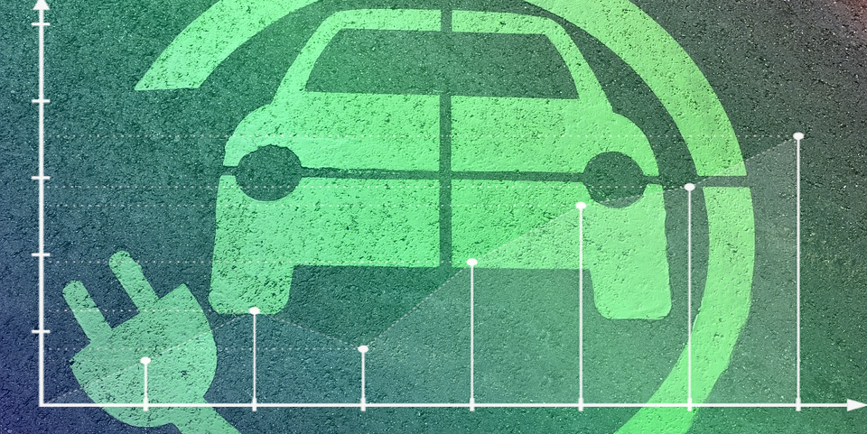 Straßenmarkierung mit E-Car Symbol (Steckerkabel & Auto). Davor ein Graph, der nach oben zeigt.