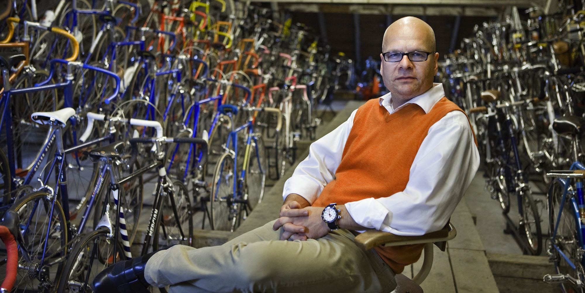 Michael Embacher mit seiner Fahrradsammlung im Hintergrund