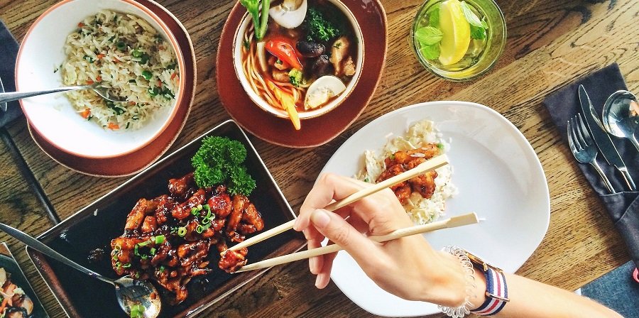 Gedeckter Tisch mit asiatischem Essen