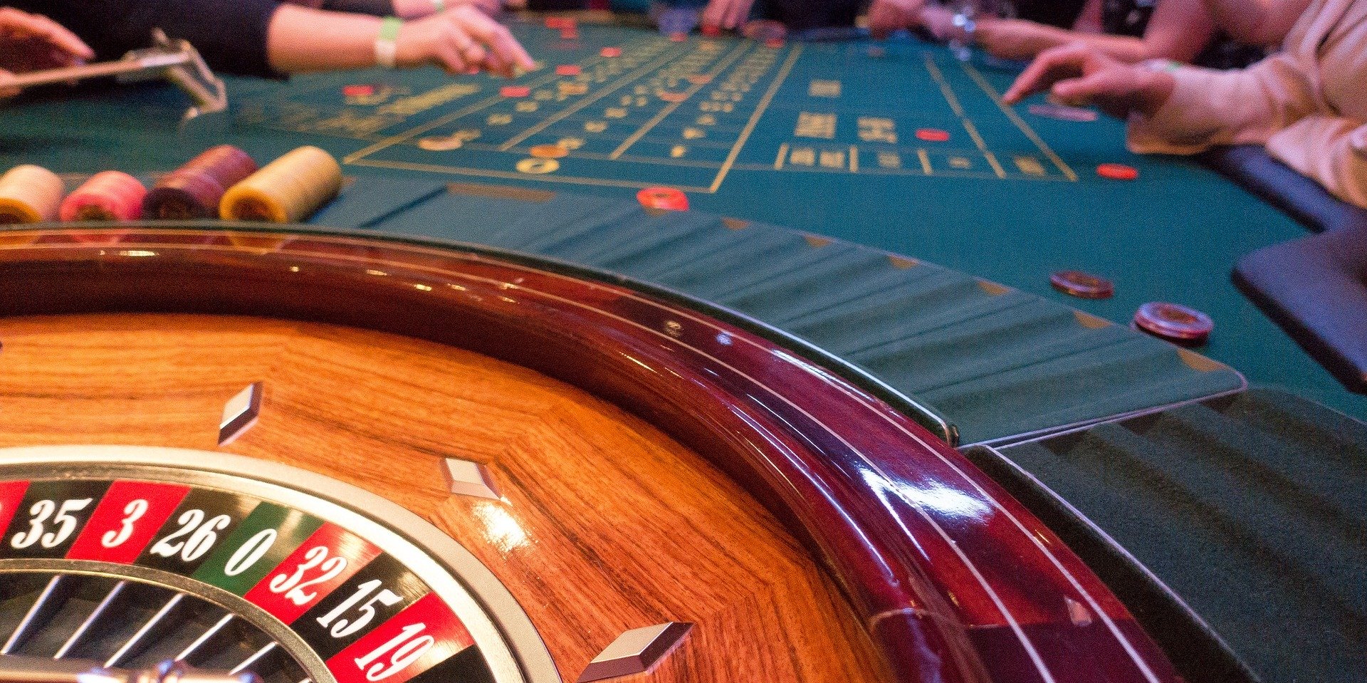 Roulette Tisch in eienm Casino, mehrere Spieler setzen Ihre Chips