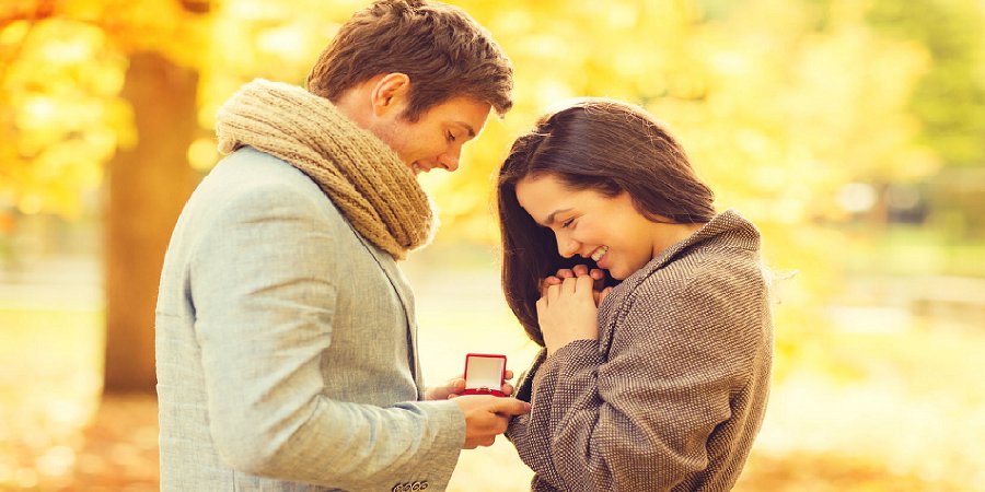 Mann mit Ring macht Frau Heiratsantrag