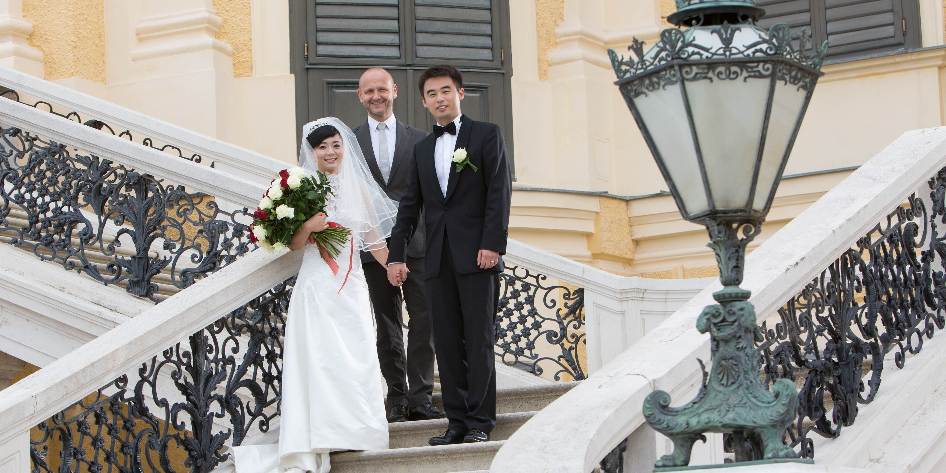 Chinesisches Brautpaar auf Treppen vom Schloss Schönbrunn