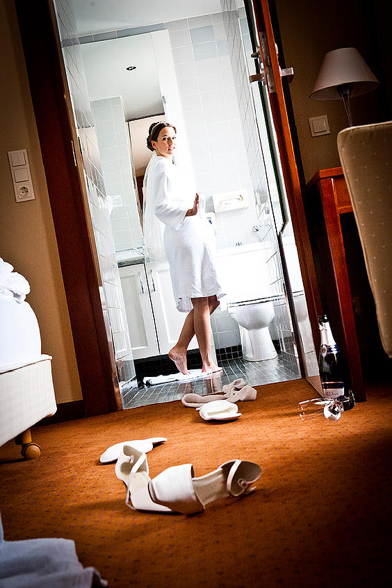 Braut im Badezimmer