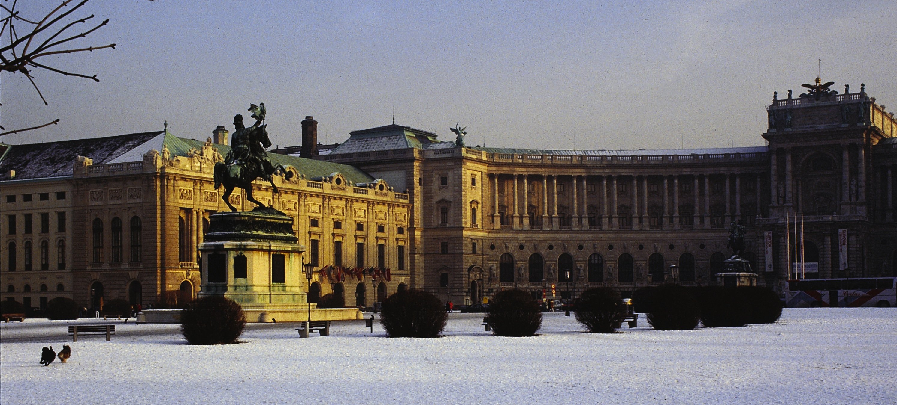 Hofburg Wien im Winter mit Denkmal Erherzog Karl und Neue Burg
